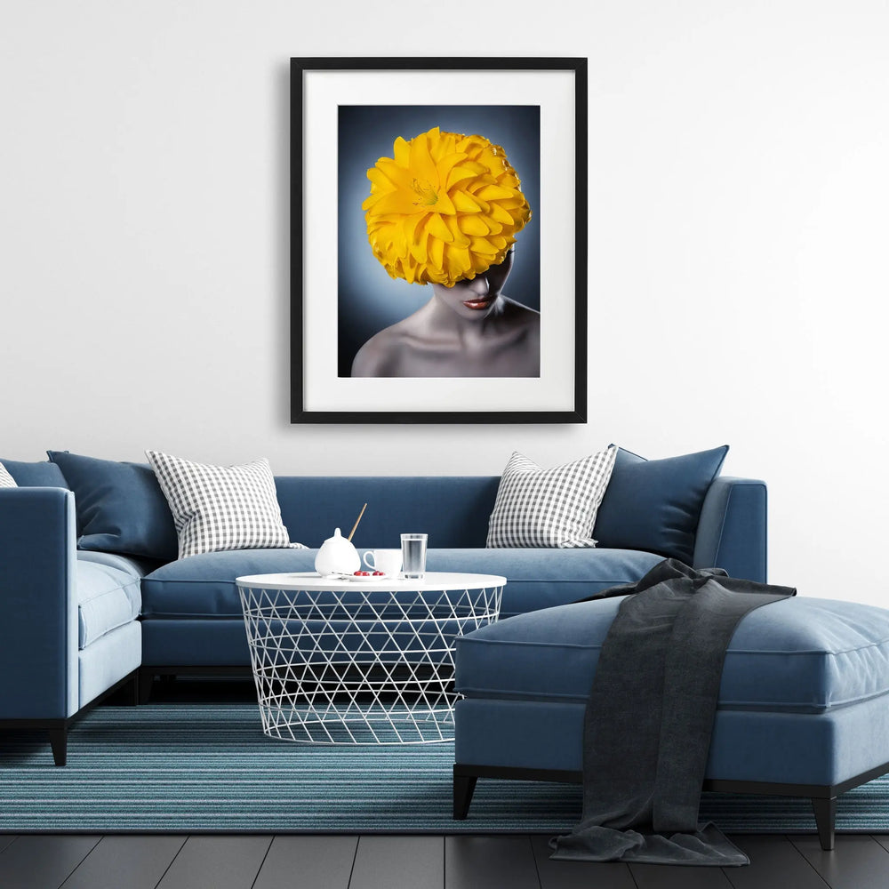 Tablou cu rama ce prezinta un portret al unei fete frumoase care poarta o floare galbena in par care ilustreaza frumusetea acestei fete atat in caracteristicile sale fizice cat si in accesoriul elegant si natural flower crown