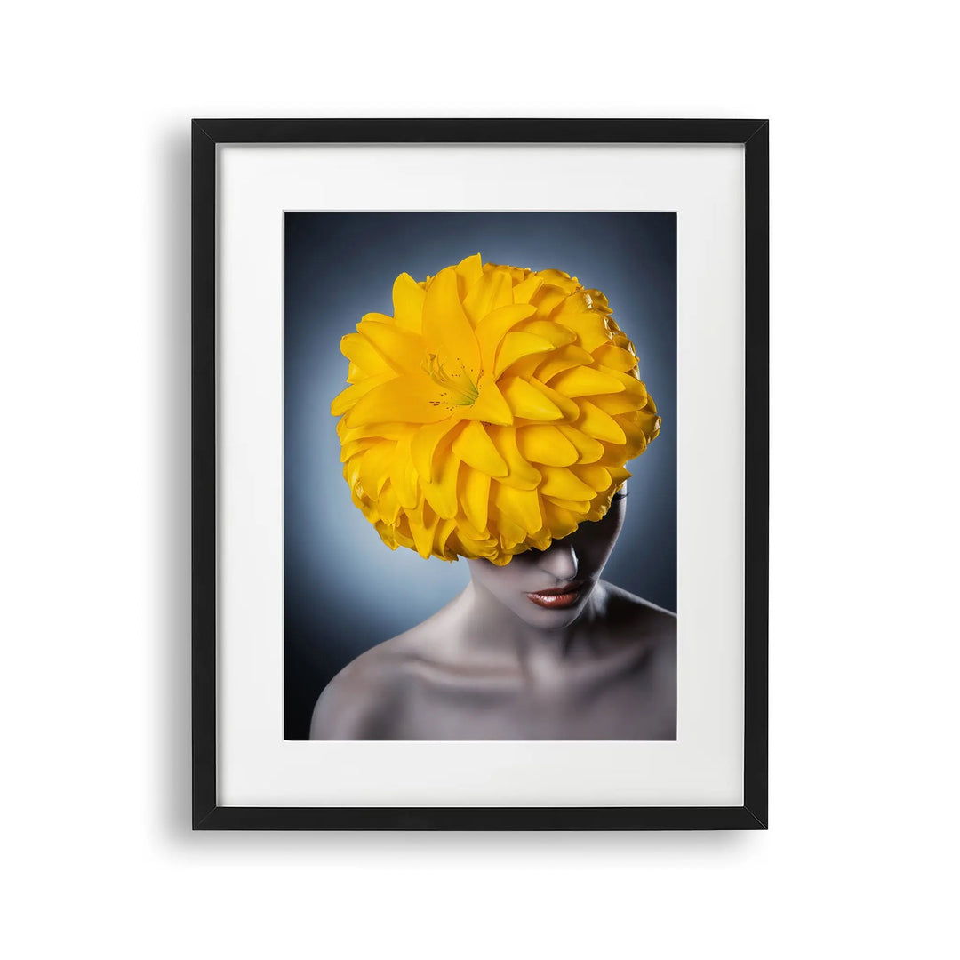 Tablou cu rama ce prezinta un portret al unei fete frumoase care poarta o floare galbena in par care ilustreaza frumusetea acestei fete atat in caracteristicile sale fizice cat si in accesoriul elegant si natural flower crown