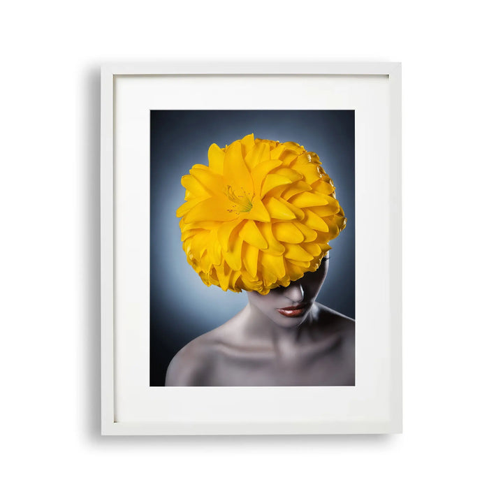 Tablou cu rama ce prezinta un portret al unei fete frumoase care poarta o floare galbena in par care ilustreaza frumusetea acestei fete atat in caracteristicile sale fizice cat si in accesoriul elegant si natural flower crown