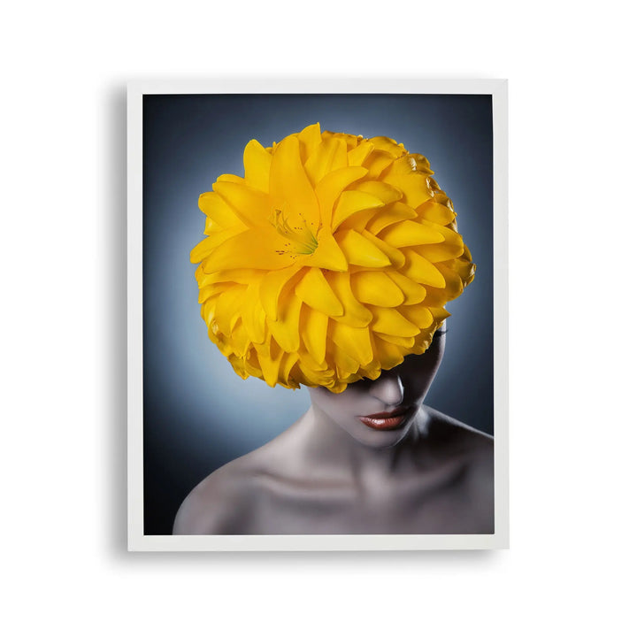 Tablou cu rama ce prezinta un portret al unei fete frumoase care poarta o floare galbena in par care ilustreaza frumusetea acestei fete atat in caracteristicile sale fizice cat si in accesoriul elegant si natural flower crown