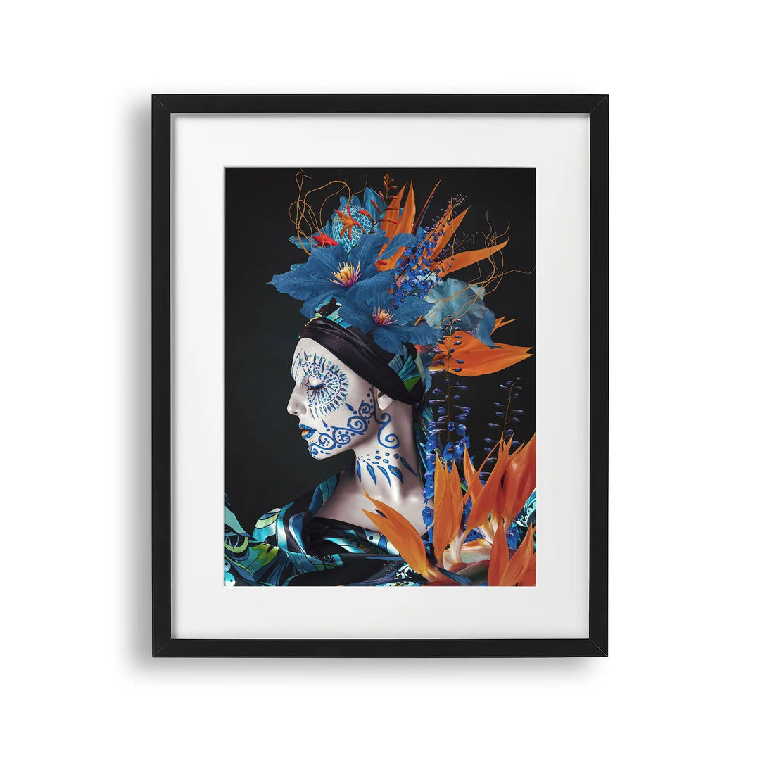 Tablou cu rama ilustrand un portret de femeie imbracata in matase si purtand un buchet de flori pe cap femme en soie