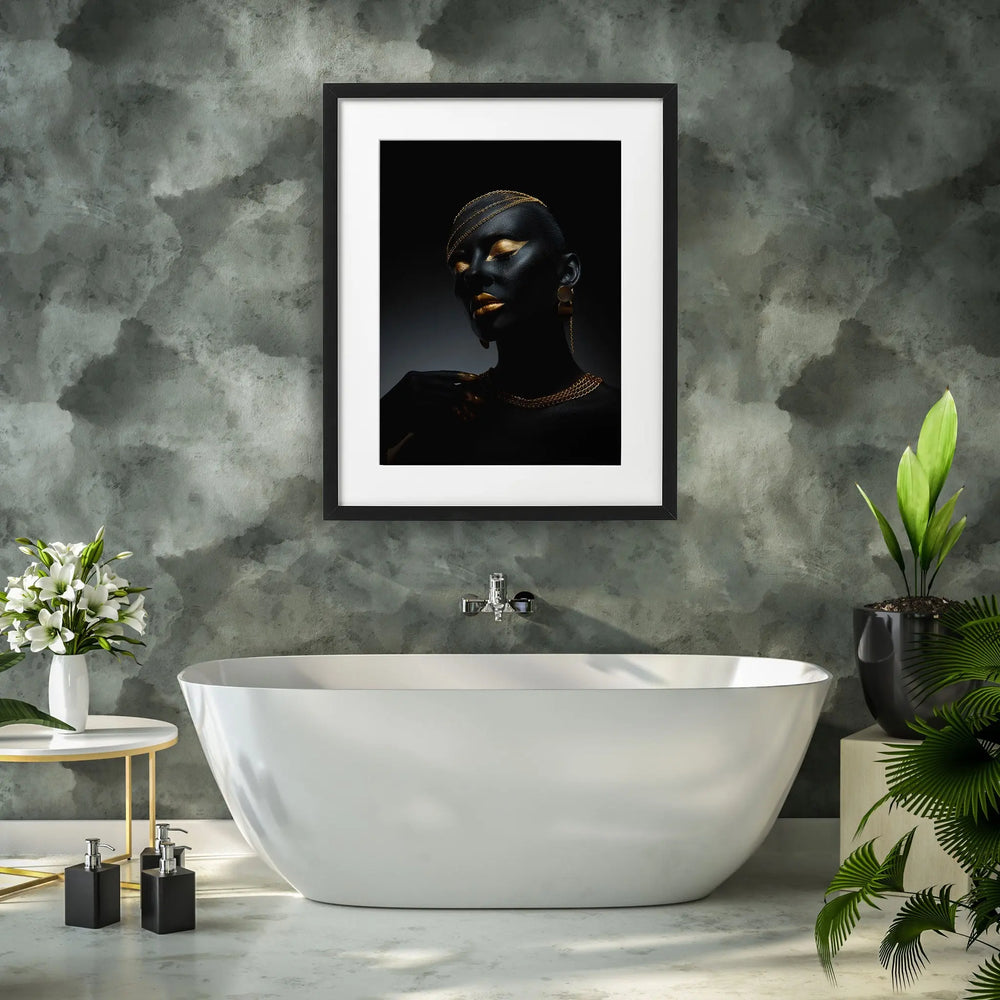 Tablou cu rama care prezinta un portret de femeie cu piele de culoare neagra cu machiaj auriu si purtand bijuterii din aur beauty gold