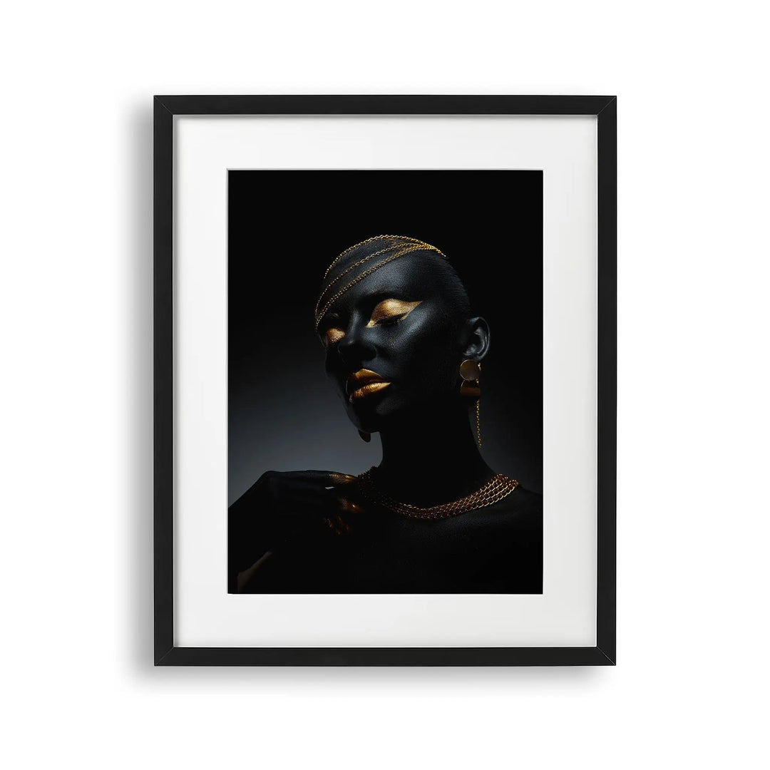 Tablou cu rama care prezinta un portret de femeie cu piele de culoare neagra cu machiaj auriu si purtand bijuterii din aur beauty gold