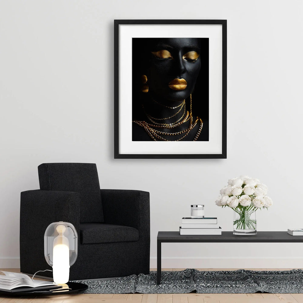 Tablou cu rama care prezinta un portret de femeie cu piele de culoare neagra cu machiaj profesional auriu care poarta bijuterii din aur golden elegance