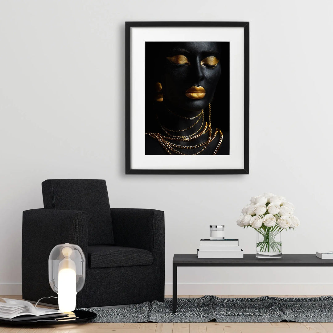 Tablou cu rama care prezinta un portret de femeie cu piele de culoare neagra cu machiaj profesional auriu care poarta bijuterii din aur golden elegance