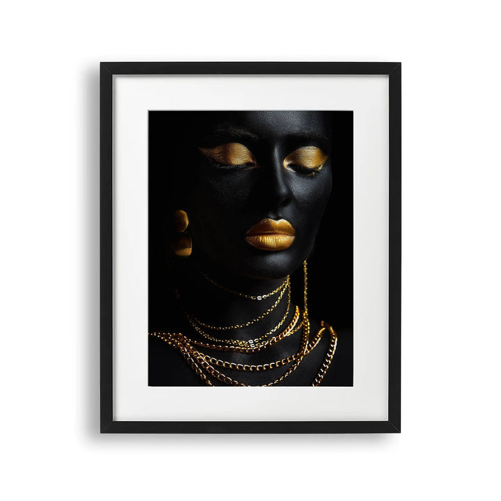 Tablou cu rama care prezinta un portret de femeie cu piele de culoare neagra cu machiaj profesional auriu care poarta bijuterii din aur golden elegance