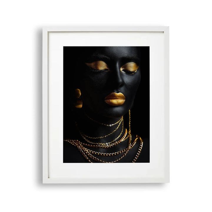 Tablou cu rama care prezinta un portret de femeie cu piele de culoare neagra cu machiaj profesional auriu care poarta bijuterii din aur golden elegance