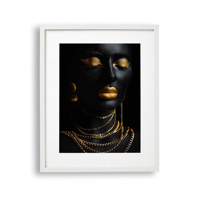tablou-cu-rama-care-prezinta-un-portret-de-femeie-cu-piele-de-culoare-neagra-cu-machiaj-profesional-auriu-care-poarta-bijuterii-din-aur-golden-elegance