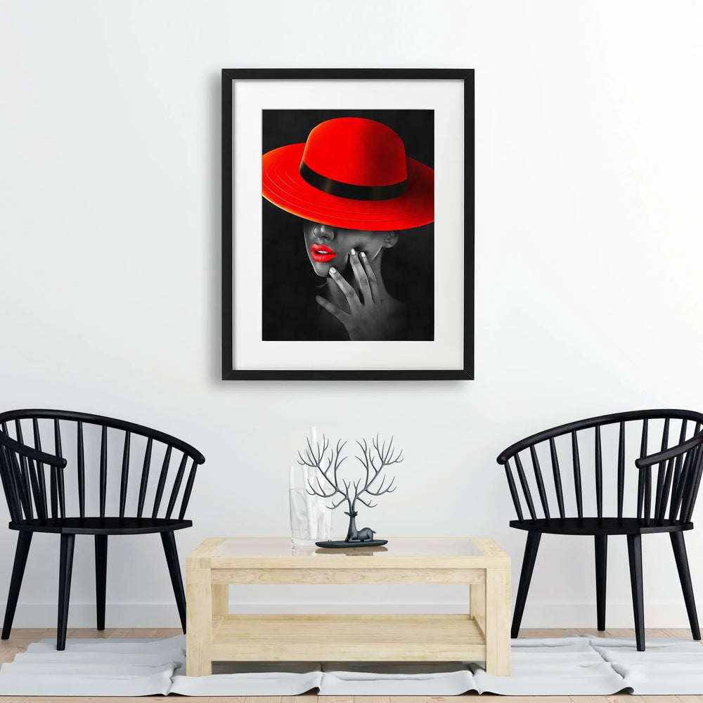 Tablou cu rama care ilustreaza o imagine alb negru moderna a unei fete frumoase purtand o palarie rosie red hat beauty