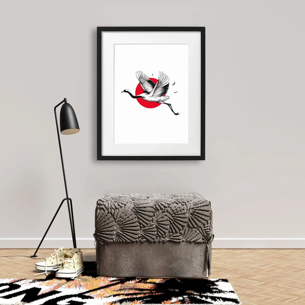 Tablou cu rama cate ilustreaza un cocor japonez in zbor red crowned cranes