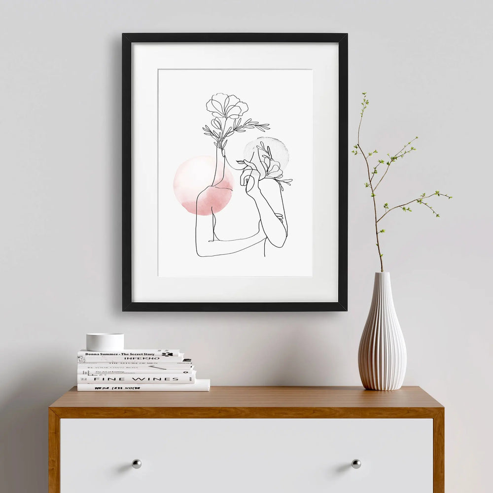 Tablou cu rama care ilustreaza un desen line art cu un bust feminin feminine line art