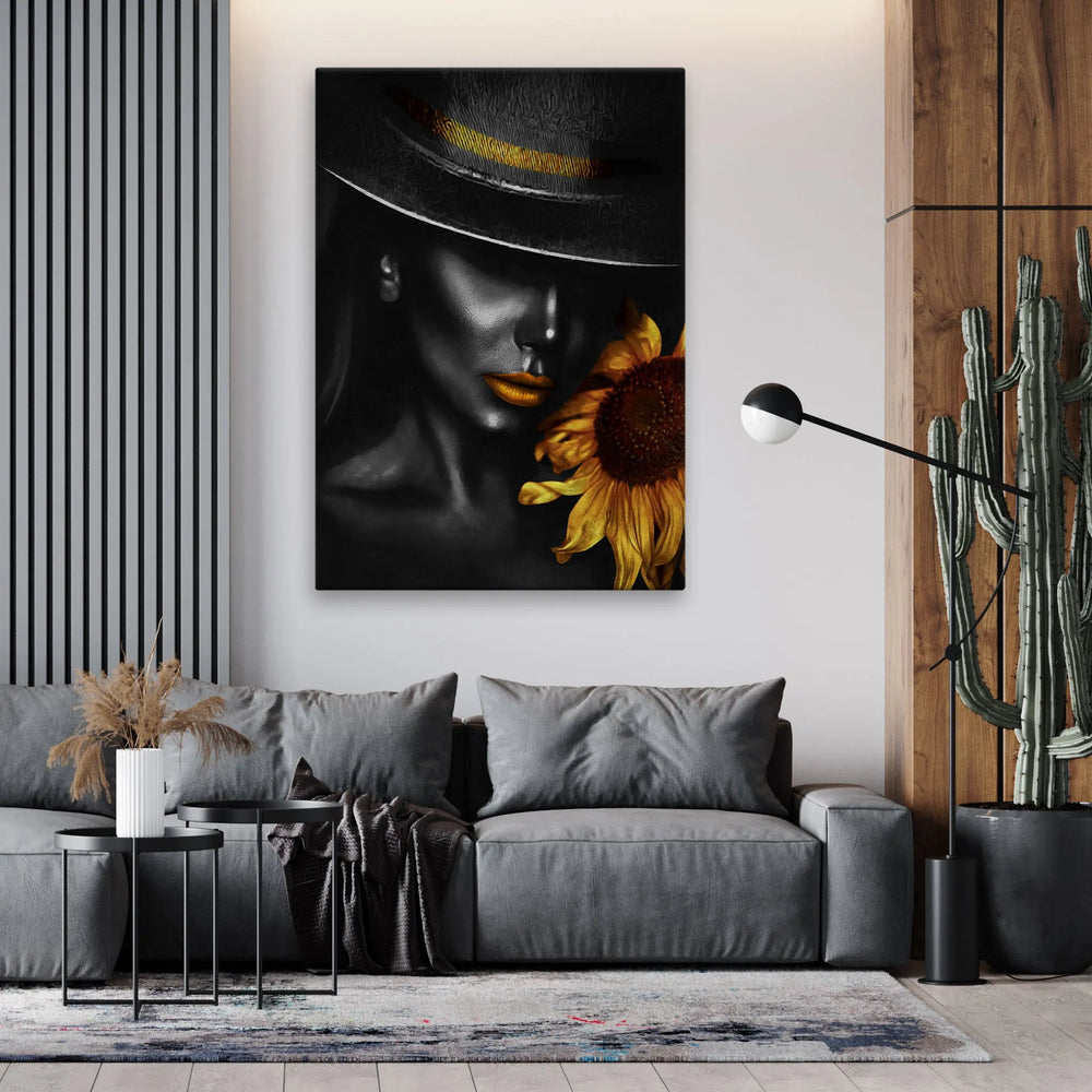 Tablou canvas care ilustreaza o femeie frumoasa cu buze aurii fantastice ce poarta o palarie si o floare de soare ilustrand eleganta si rafinamentul hatted lady