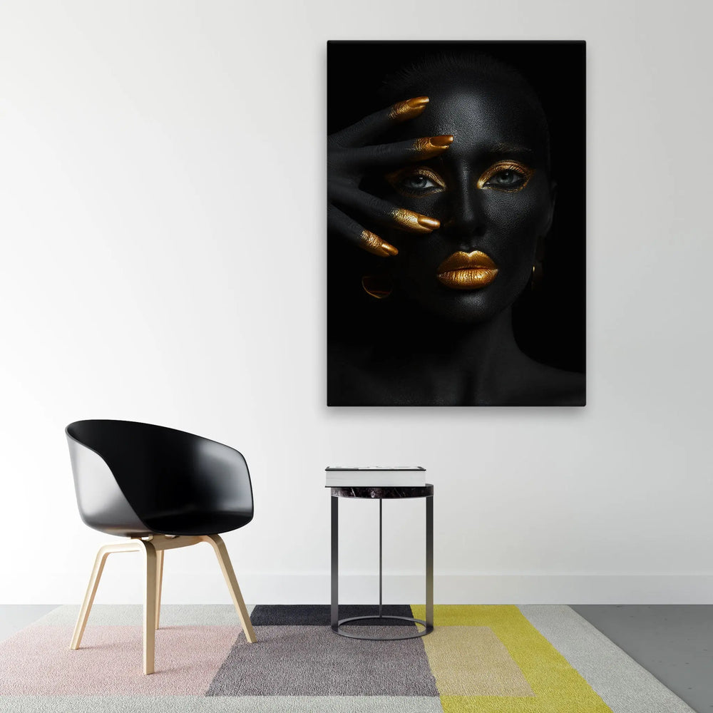 Tablou canvas ce prezinta o femeie afro cu machiaj si unghii aurii shimmer charm