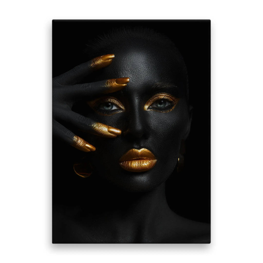 Tablou canvas ce prezinta o femeie afro cu machiaj si unghii aurii shimmer charm