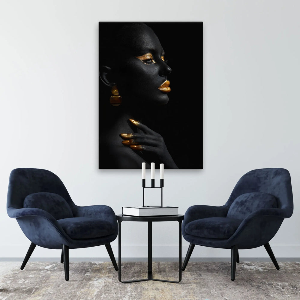 Tablou canvas ce iustreaza o femeie afro accesorizata cu bijuteri aurii si machiaj auriu beauty of black