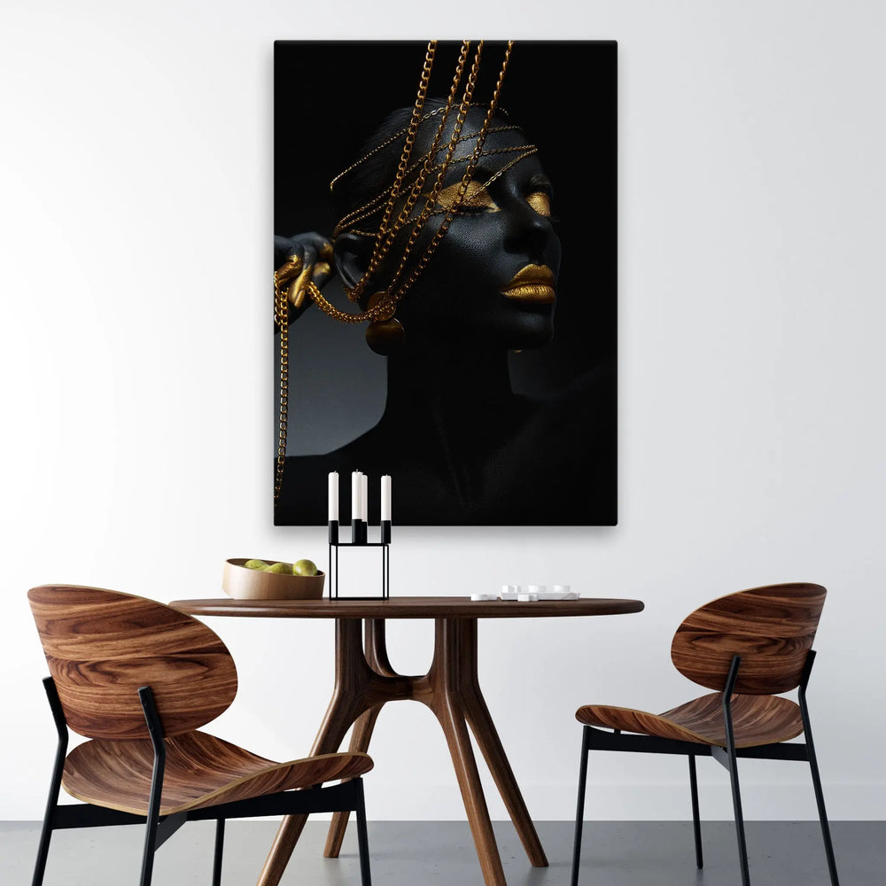 Tablou canvas ce prezinta o femeie afro avand lanturi aurii golden queen