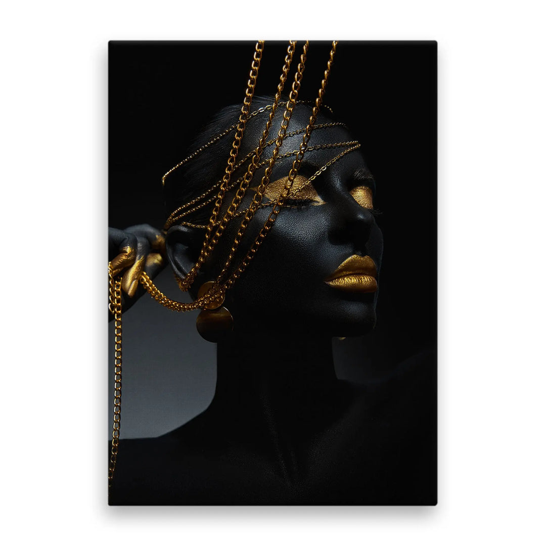 Tablou canvas ce prezinta o femeie afro avand lanturi aurii golden queen
