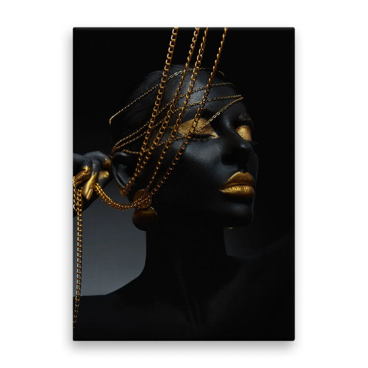 Tablou canvas ce prezinta o femeie afro avand lanturi aurii golden queen