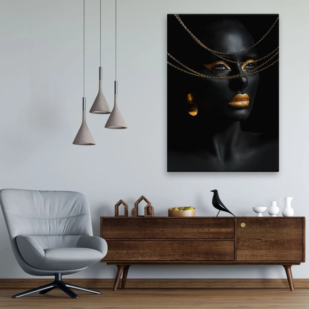 Tablou canvas ce prezinta o femeie afro avand lanturi aurii golden queen