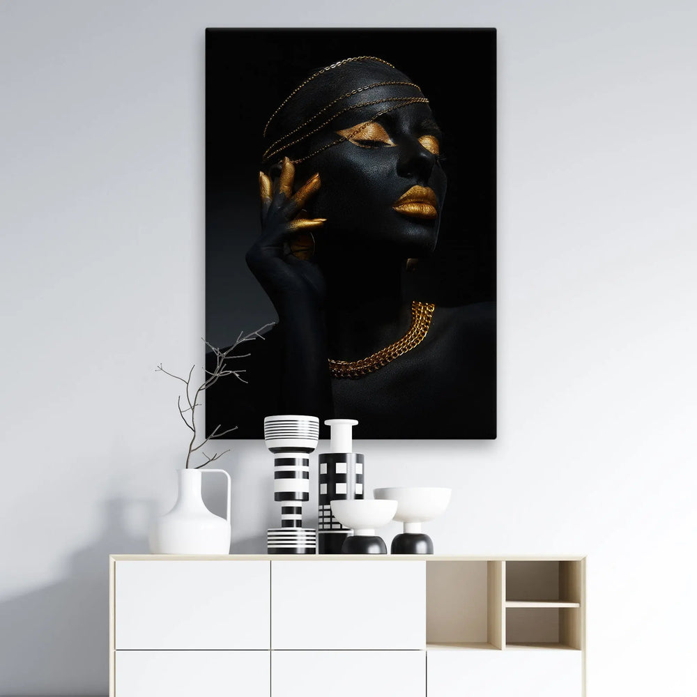 Tablou canvas ce prezinta o femeie afro de culoare neagra accesorizata cu lanturi aurii pe cap si machiaj auriu radiance and elegance