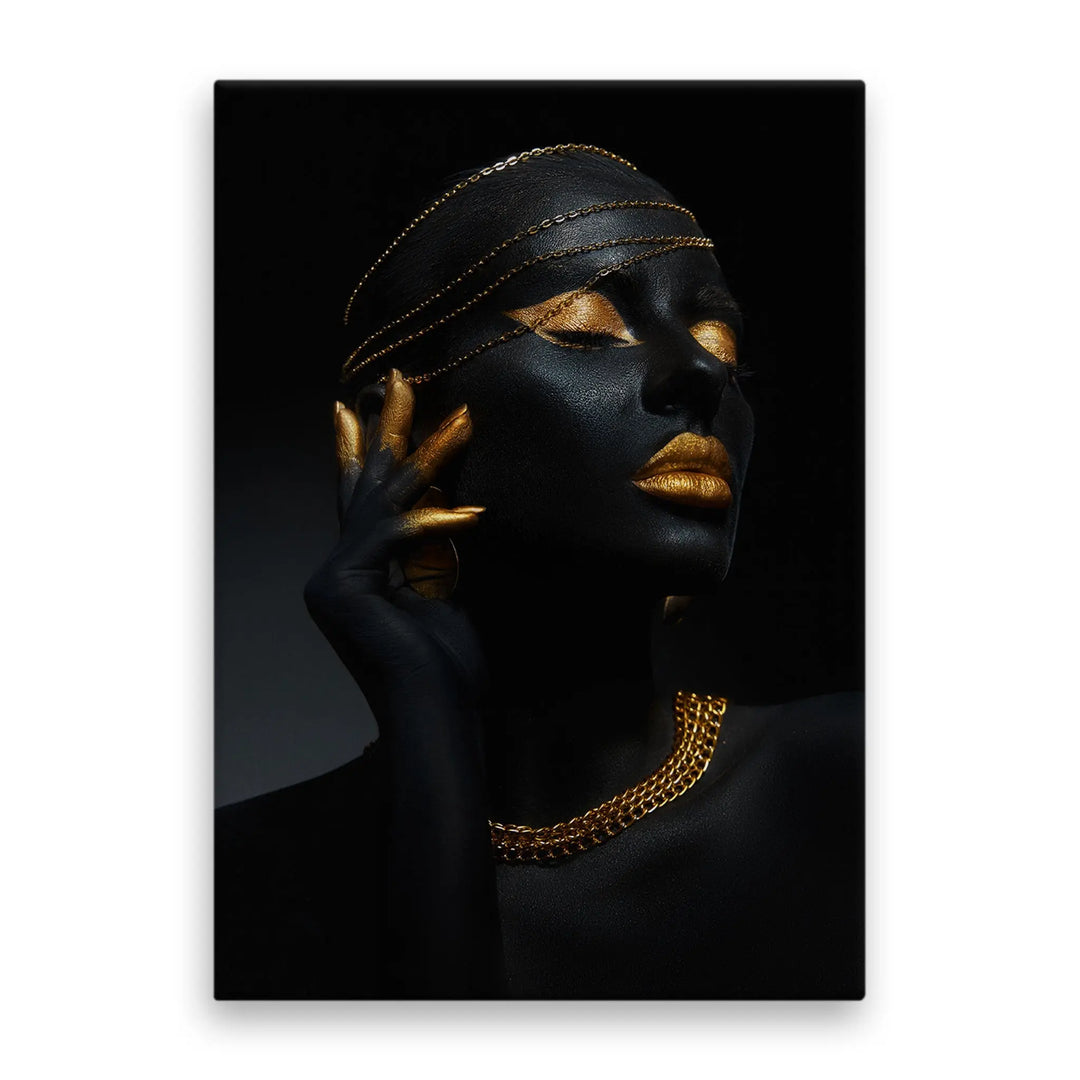 Tablou canvas ce prezinta o femeie afro de culoare neagra accesorizata cu lanturi aurii pe cap si machiaj auriu radiance and elegance