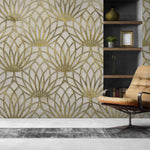 Tapet personalizat art deco cu floare de lotus aurie pe un fundal alb de perete texturat white lotus