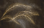 Tapet personalizat fine art cu pene aurii pe un fundal pamantiu muddy feathers