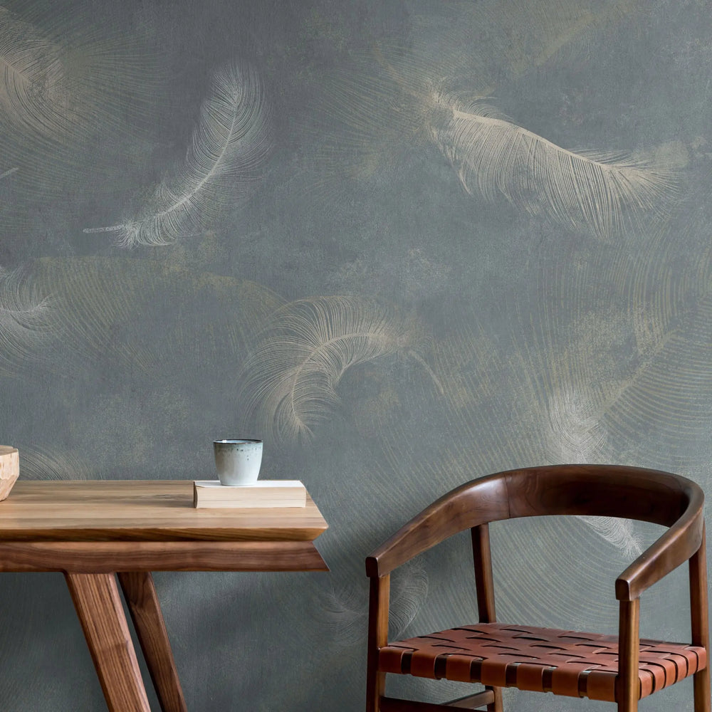 Tapet personalizat fine art cu pene subtiri aurii si argintii pe un fundal inchis slim feathers