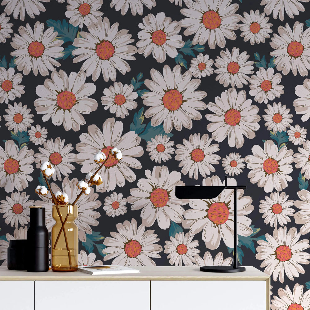 Tapet personalizat floral cu margarete inflorite pe un fundal inchis cu efect de pictura dark daisy
