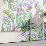 Tapet personalizat floral cu flori roz si frunze de monstera si palmier cu efect de ilustratie in culori vibrante floral paradise