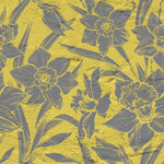 Tapet personalizat floral cu flori tropicale intr un contrast de galben gri cu efect de print pe beton in stil industrial tropical contrast