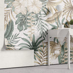 Tapet personalizat floral cu flori de hibiscus albe si frunze de palmier pe un fundal bej texturat white hibiscus