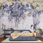 Tapet personalizat floral cu arborele wisteria in nuante de mov si rozaliu raspandit pe un perete de beton wisteria wall