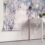 Tapet personalizat floral cu arborele wisteria in nuante de mov si rozaliu raspandit pe un perete de beton wisteria wall