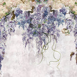 Tapet personalizat floral cu arborele wisteria in nuante de mov si rozaliu raspandit pe un perete de beton wisteria wall