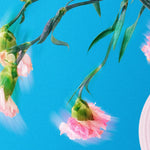 Tapet personalizat floral cu garoafe roz sterse pe un fundal turcoaz intens smudged carnations