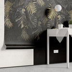 Tapet personalizat cu frunze de palmier si monstera in nuante de negru si auriu dark gold monstera