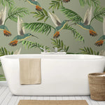 Tapet personalizat cu frunze tropicale de palmier si pasari exotice jacamar pe un fundal verde wildlife jacamar