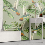 Tapet personalizat cu frunze tropicale de palmier si pasari exotice jacamar pe un fundal verde wildlife jacamar