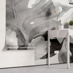 Tapet tropical personalizat alb negru cu frunze tropicale de monstera flori tropicale de crin salbatic cu efect de pictura watercolor b&w tropical