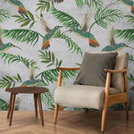 Tapet personalizat tropical cu frunze de palmier si pasari tropicale jacamar pe un fundal gri de beton concrete jungle