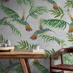 Tapet personalizat tropical cu frunze de palmier si pasari tropicale jacamar pe un fundal gri de beton concrete jungle