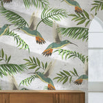 Tapet personalizat tropical cu frunze de palmier si pasari tropicale jacamar pe un fundal gri de beton concrete jungle