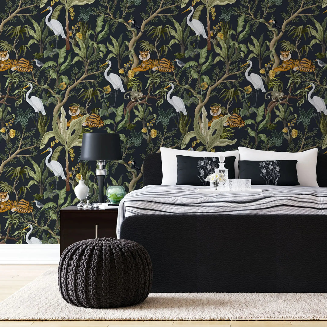 Tapet tropical personalizat cu copaci si flori tropicale frunze de bananier tigrii si barze pe fundal inchis dark jungle
