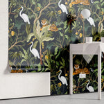 Tapet tropical personalizat cu copaci si flori tropicale frunze de bananier tigrii si barze pe fundal inchis dark jungle