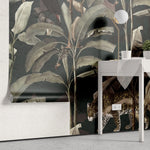 Tapet tropical personalizat cu frunze tropicale de bananier si animale tropicale – papagalul toco toucan sau tucanul urias leopard si zebre pe un fundal inchis dark tropical fauna