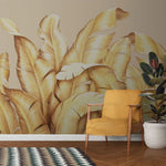 Tapet tropical personalizat cu frunze tropicale elegante aurii cu efect de pene pe fundal nude golden bird's nest fern