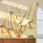 Tapet tropical personalizat cu frunze tropicale elegante aurii cu efect de pene pe fundal nude golden bird's nest fern