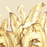 Tapet tropical personalizat cu frunze tropicale elegante aurii cu efect de pene pe fundal nude golden bird's nest fern