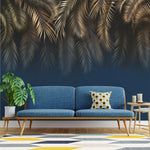 Tapet tropical personalizat cu ramuri de palmier quito aurii pe fundal bleumarin golden burrawong